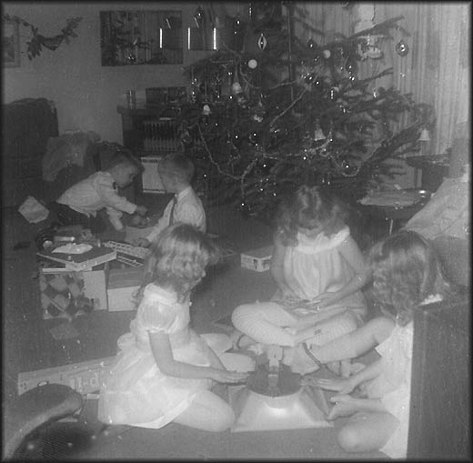 7_christmas_day_kids_playing